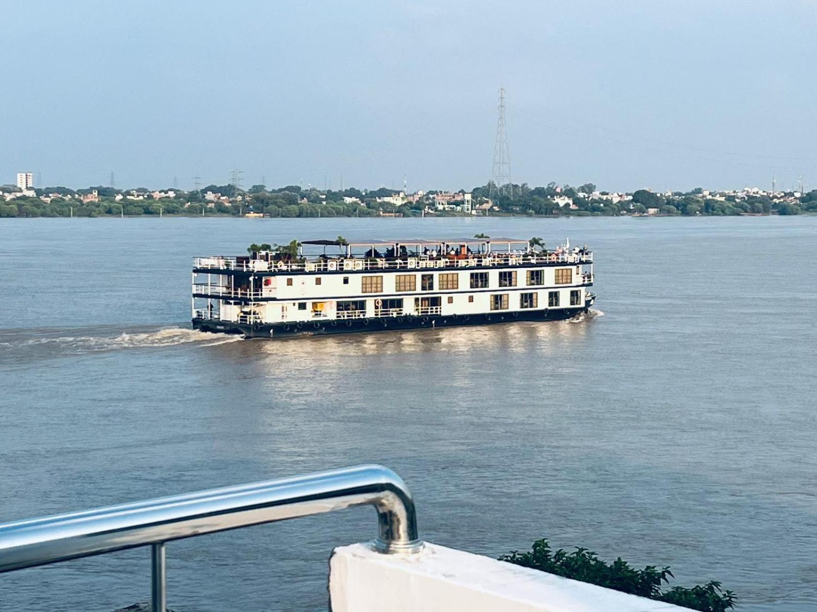 River View Paying Varanasi